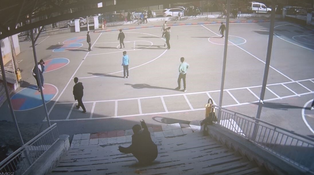 SİVAS’TA BİR ORTAOKUL ÖĞRENCİSİNİN NEFES BORUSUNA MANDALİNA KAÇTI. ÖĞRETMENİNİN YANINA KOŞAN...