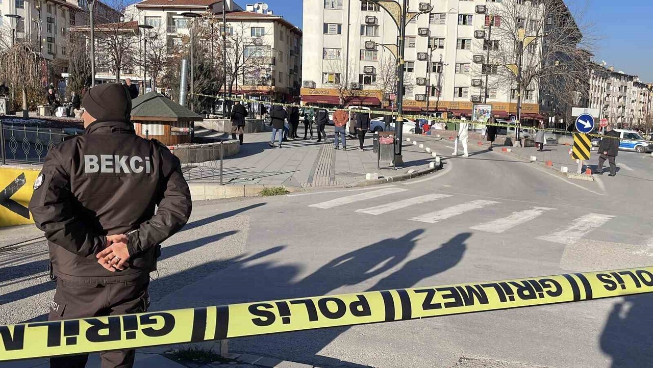 SİVAS’TA ÇÖP KUTUSUNUN ÜZERİNE BIRAKILAN AYAKKABI KUTUSU, POLİS EKİPLERİNİ HAREKETE GEÇİRDİ. BOMBA...