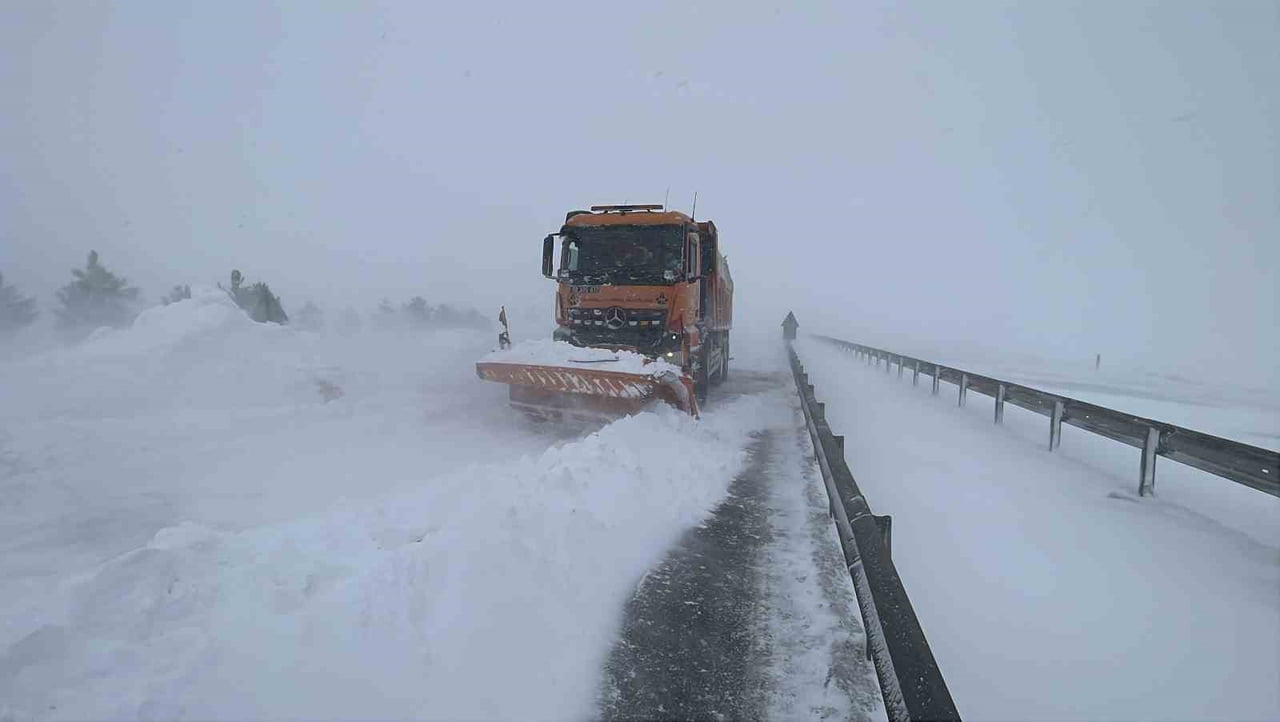 SİVAS’TA ETKİLİ OLAN TİPİ VE KAR YAĞIŞI HAYATI FELÇ ETTİ. SİVAS’TA SABAH SAATLERİNDEN İTİBAREN...