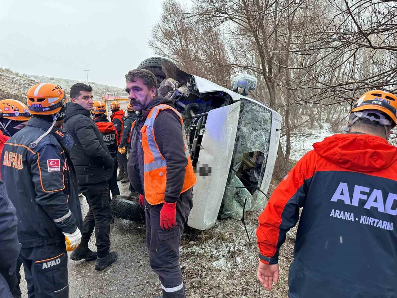 SİVAS’TA ÖĞRENCİLERİ TAŞIYAN OKUL SERVİSİ YAN YATTI. ARAÇ İÇERİSİNDEKİ 14’Ü ÖĞRENCİ İLE ARAÇ...
