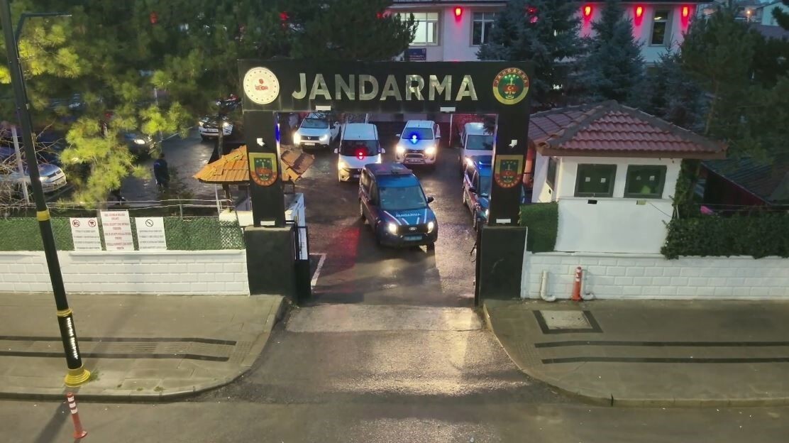 SİVAS’TA VATANDAŞLARI TEHDİT EDEREK 3 MİLYAR 500 MİLYON VURGUN YAPAN 3 KİŞİ YAKALANDI. ŞÜPHELİLER...