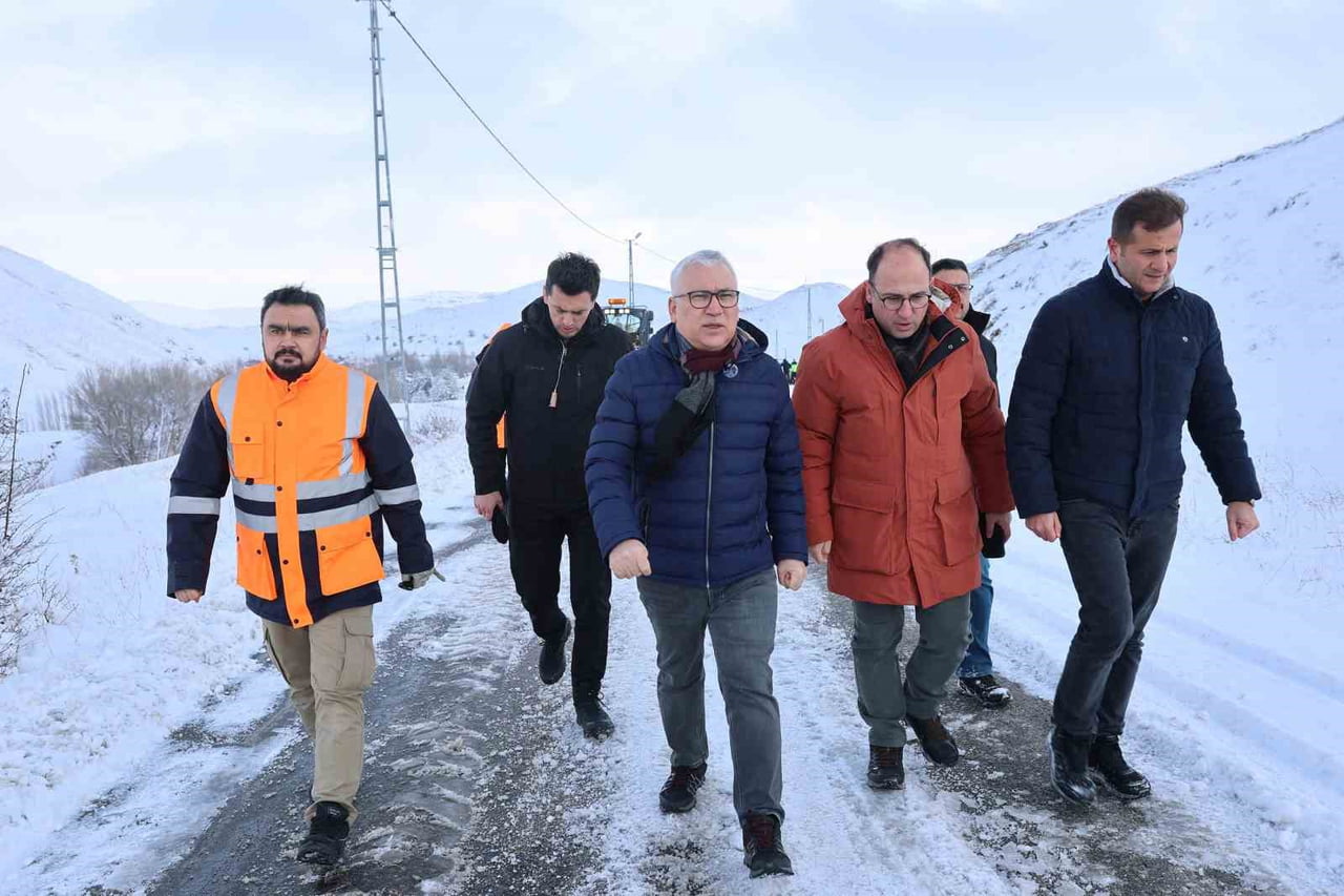 SİVAS VALİSİ YILMAZ ŞİMŞEK, KARLA MÜCADELE ÇALIŞMALARINI YERİNDE İNCELEMEK ÜZERE ÇAYPINAR KÖYÜNE...