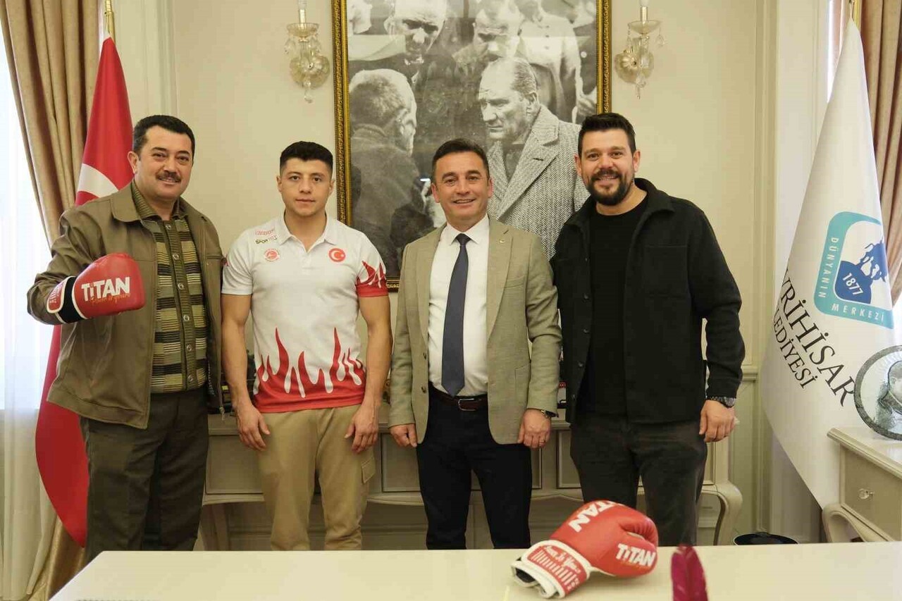 SİVRİHİSAR BELEDİYE BAŞKANI HABİL DÖKMECİ, ZİYARETİNE GELEN SİVRİHİSARLI MİLLİ VE PROFESYONEL KİCK...