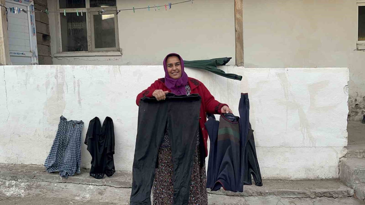 SOĞUKTAN ÇAMAŞIRLARIN DONDUĞUNU İFADE EDEN GÜLSEN DEMİRKAYA, "SERDİĞİMİZ PALTARLAR (ÇAMAŞIR) HEPSİ...