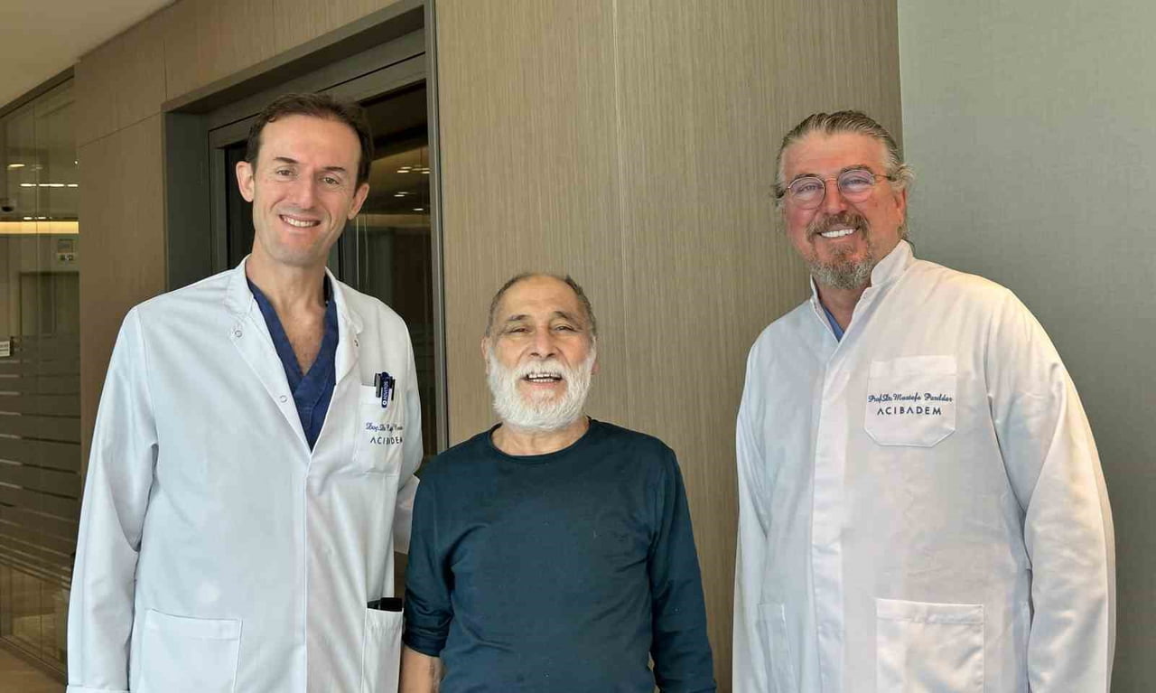 (SOLDAN SAĞA) DOÇ. DR. CÜNEYT NARİN, LİBYALI HASTA  ALHUSSEİN AHMED MOHAMED ABDULKAFİ , PROF. DR....