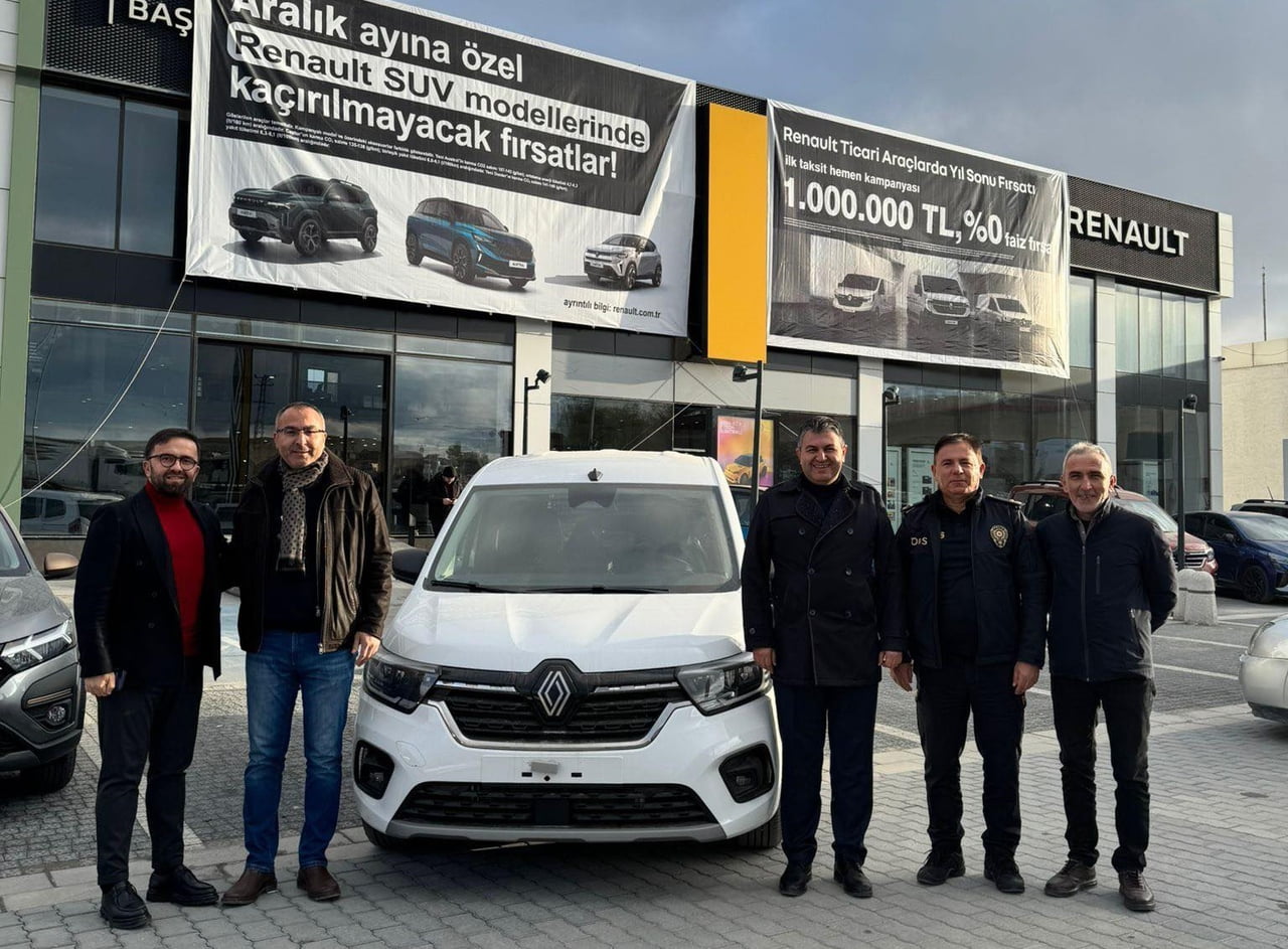 SOLDAN SAĞA; OTOMOBİL FİRMA YETKİLİSİ, GEDİZ TOPLUM DESTEKLİ GÜVENLİK HİZMETLERİNİ DESTEKLEME VE...