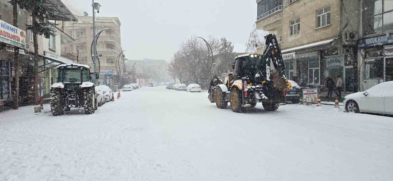 SON YILLARIN EN ŞİDDETLİ KIŞ MEVSİMİNİN YAŞANDIĞI DİYARBAKIR’IN ÇERMİK İLÇESİNDE KAR YAĞIŞI HAYATI...