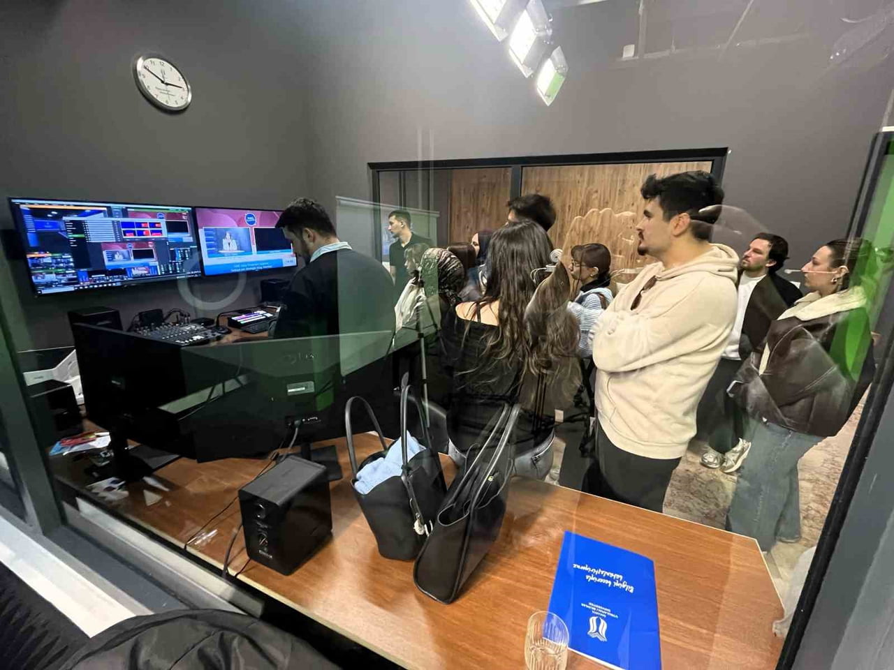 SUBÜ'LÜ ÖĞRENCİLER PROGRAM YAPIMCILIĞI DERSLERİNİ ÜNİVERSİTE STÜDYOLARINDA UYGULAMALI OLARAK...