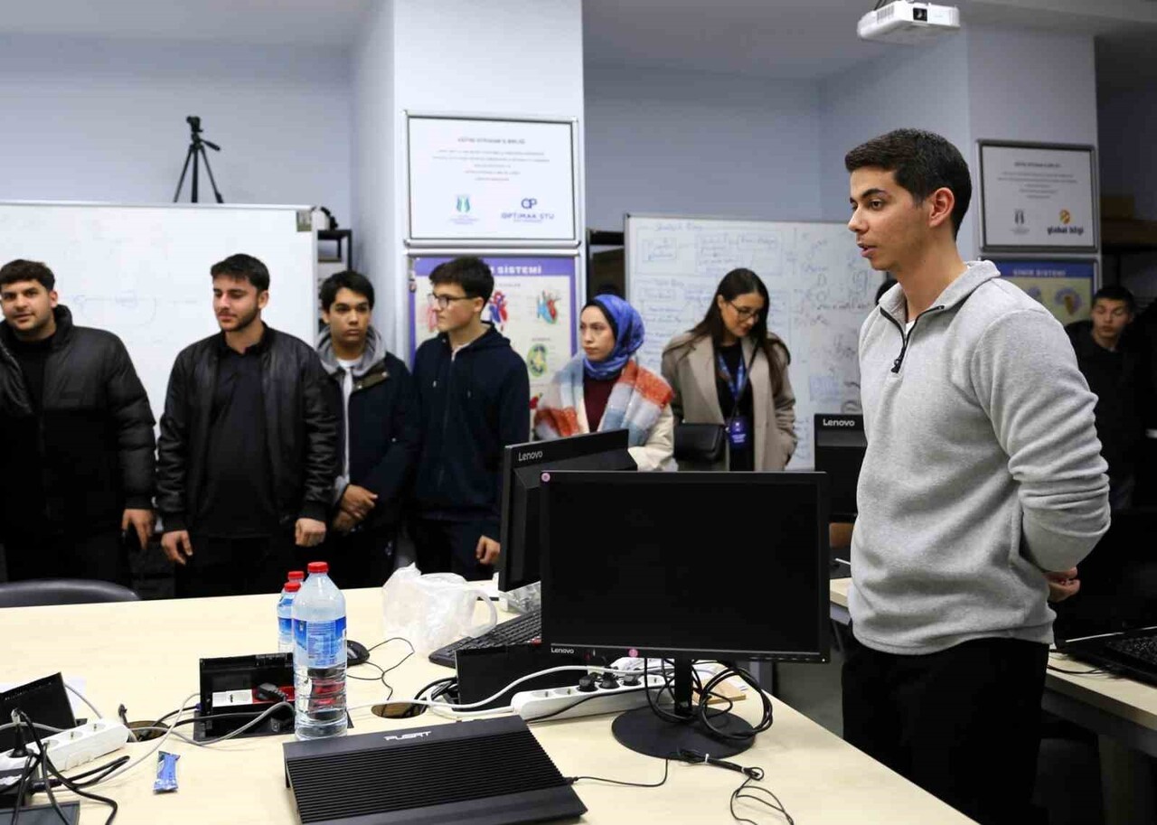 SUBÜ’YÜ ZİYARET EDEN SAKARYA KALE MESLEKİ VE TEKNİK ANADOLU LİSESİ ÖĞRENCİLERİ, ÜNİVERSİTENİN...