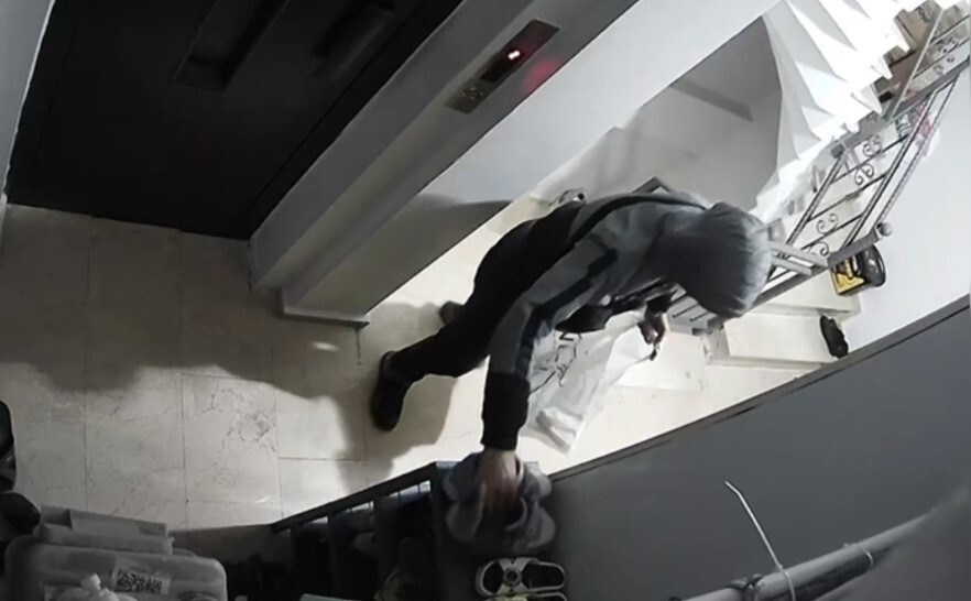 SULTANGAZİ'DE KAPÜŞONLU HIRSIZLAR, GİRDİKLERİ İKİ AYRI ADRESTEN ONLARCA ÇİFT AYAKKABI ÇALDILAR....