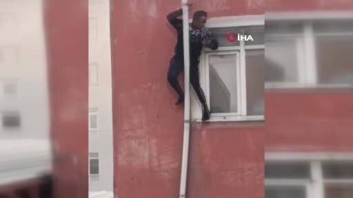 Sultangazi'de yangında can pazarı: Kurtulmak için borulara tutunan adamın 3. kattan düştüğü anlar...