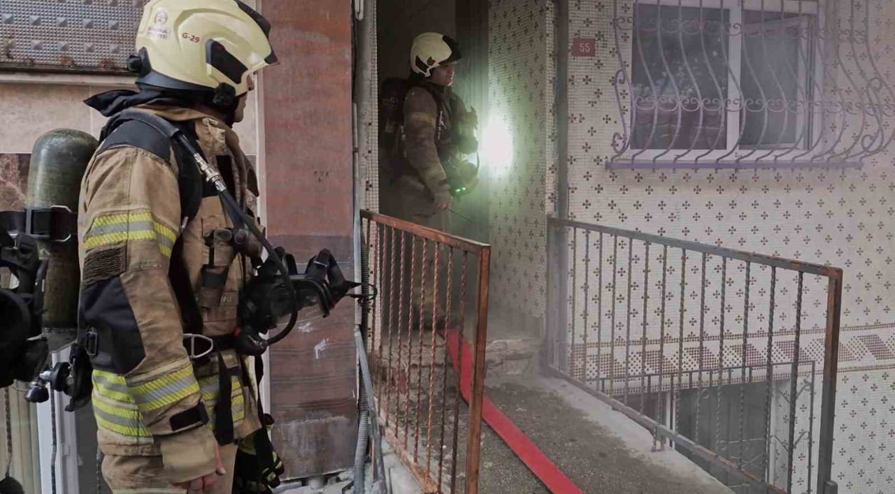 SULTANGAZİ’DE BULUNAN BİR TEKSTİL DÜKKANINDA MEYDANA GELEN YANGIN İTFAİYE EKİPLERİ TARAFINDAN...