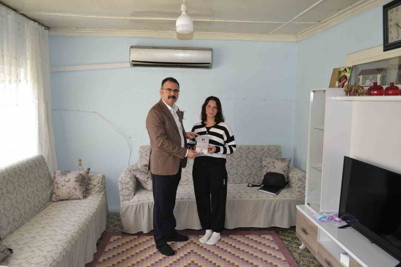 SULTANHİSAR KAYMAKAMI ALİ EKBER ATEŞ, 'MİSAFİRİM KAYMAKAMIM' PROJESİ KAPSAMINDA 8. VE 12. SINIF...