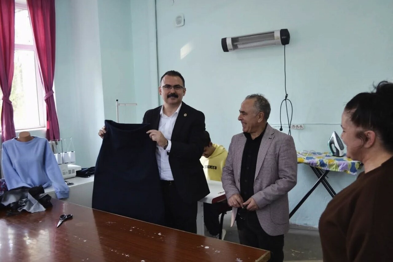 SULTANHİSAR KAYMAKAMI ALİ EKBER ATEŞ, HALK EĞİTİM MERKEZİ BÜNYESİNDE FAALİYET GÖSTEREN DİKİŞ NAKIŞ...