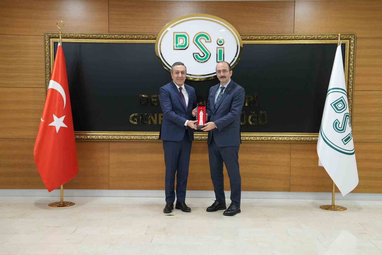 SUNGURLU BELEDİYE BAŞKANI MUHSİN DERE, MAKAMINDA ZİYARET ETTİĞİDEVLET SU İŞLERİ GENEL MÜDÜRÜ...