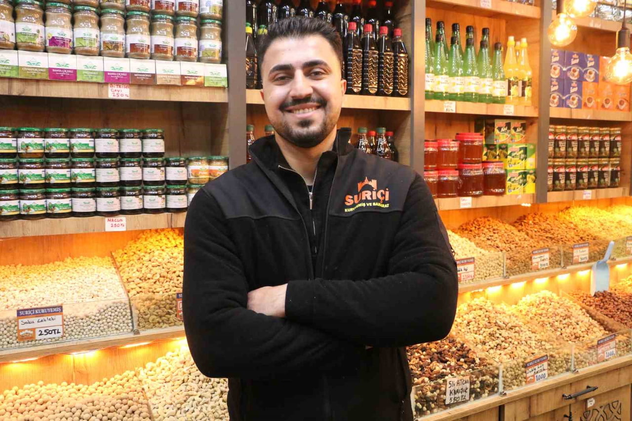 SUR İLÇESİ HZ. SÜLEYMAN CADDESİ’NDE BULUNAN BİR DİĞER ESNAF ALİ BARAN ÇELİK İSE, 2025 YILININ İYİ...