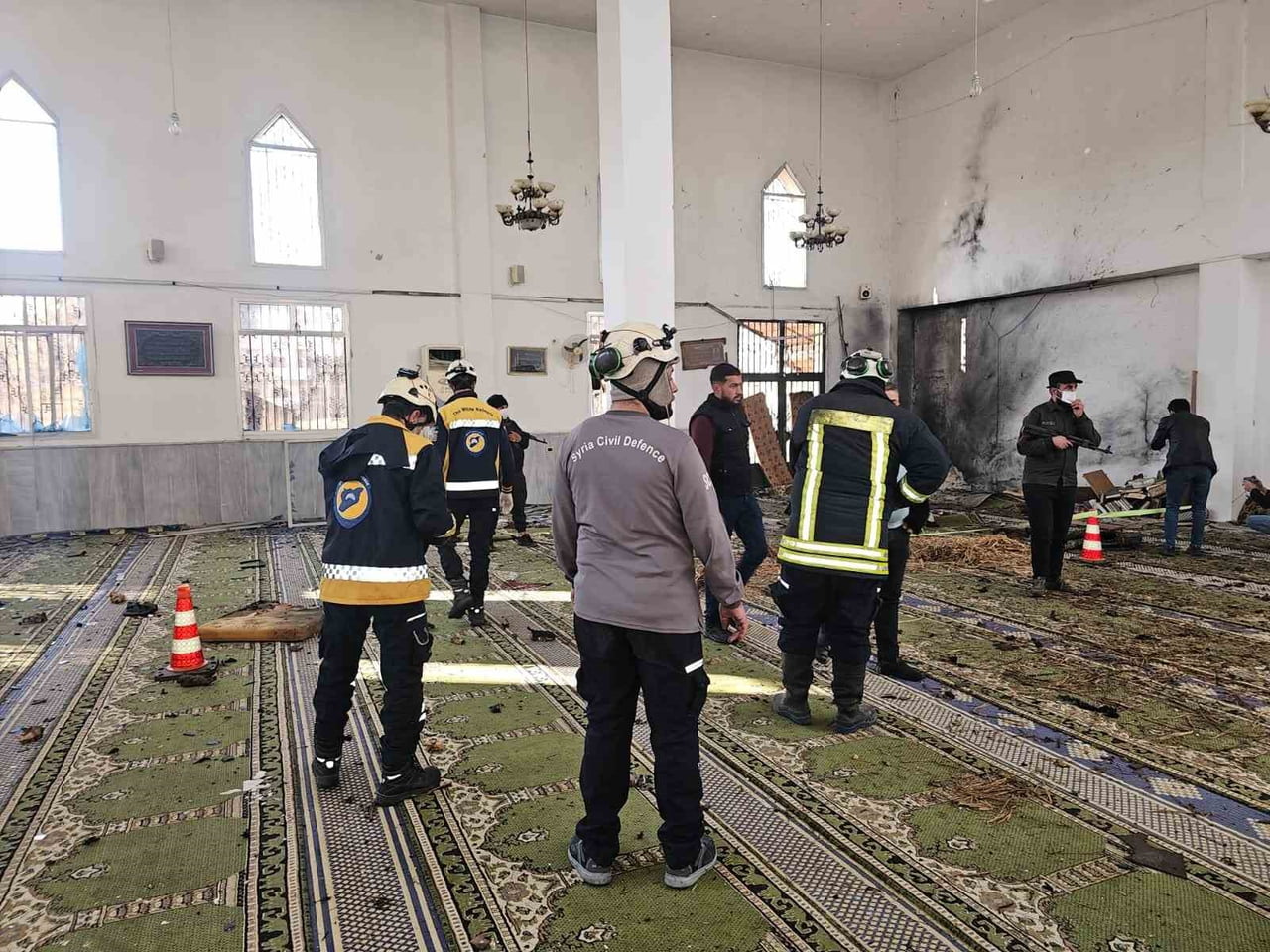 SURİYE'NİN HUMUS ŞEHRİNDEKİ CAMİDE MEYDANA GELEN PATLAMADA HAYATINI KAYBEDENLERİN SAYISI 8'E...