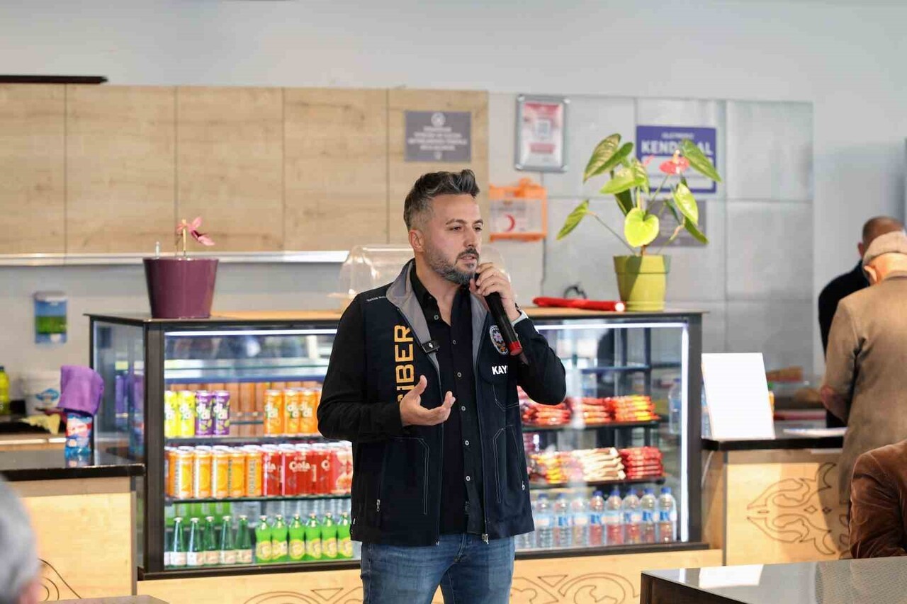 TALAS BELEDİYESİ, DİJİTAL DOLANDIRICILIK YÖNTEMLERİNE KARŞI ÖZELLİKLE 60 YAŞ VE ÜZERİ VATANDAŞLARI...