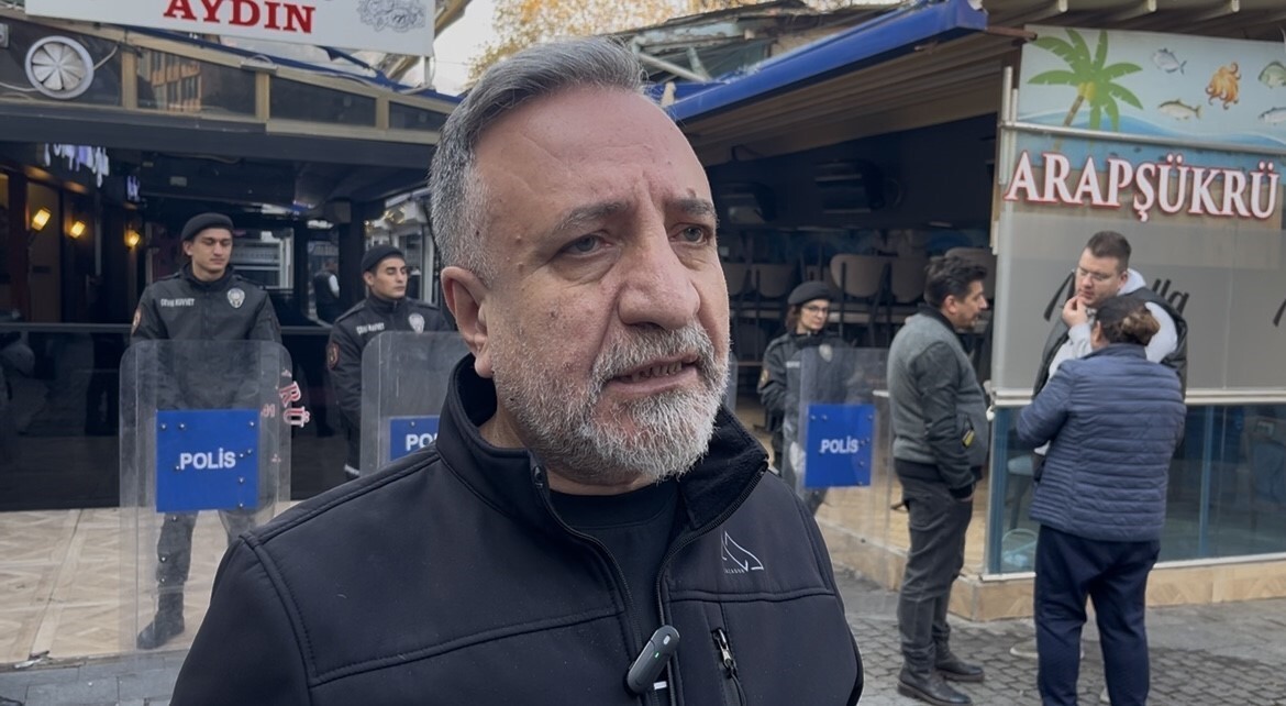 TARİHİ ARAP ŞÜKRÜ SOKAK’INDA TENTE KRİZİ : BELEDİYE İŞGAL VAR DEDİ, ESNAF İSYAN ETTİ