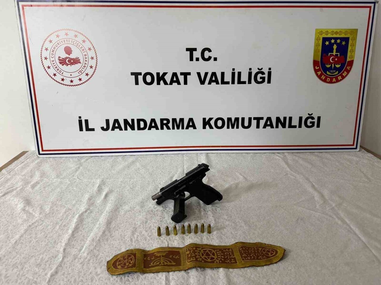 TARİHİ ESER KAÇAKÇILIĞI OPERASYONUNDA 1 TABANCA, 1 KEMER VE 1 ADET KÜP ELE GEÇİRİLDİ