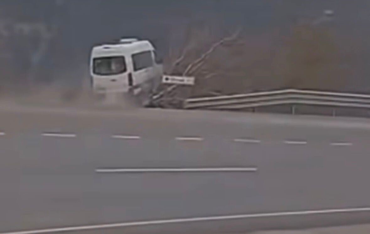 TARIM İŞÇİLERİNİ TAŞIYAN MİNİBÜSÜN ŞARAMPOLE UÇMA ANI KAMERADA