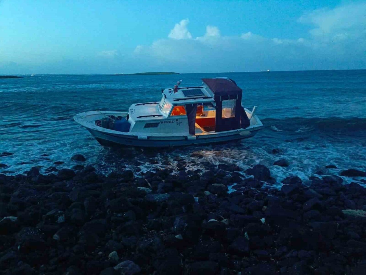 TAVŞAN ADASI AÇIKLARINDA ZIPKINLA BALIK AVLAMAK İÇİN AÇILAN TEKNE KARAYA OTURARAK SU ALMAYA...