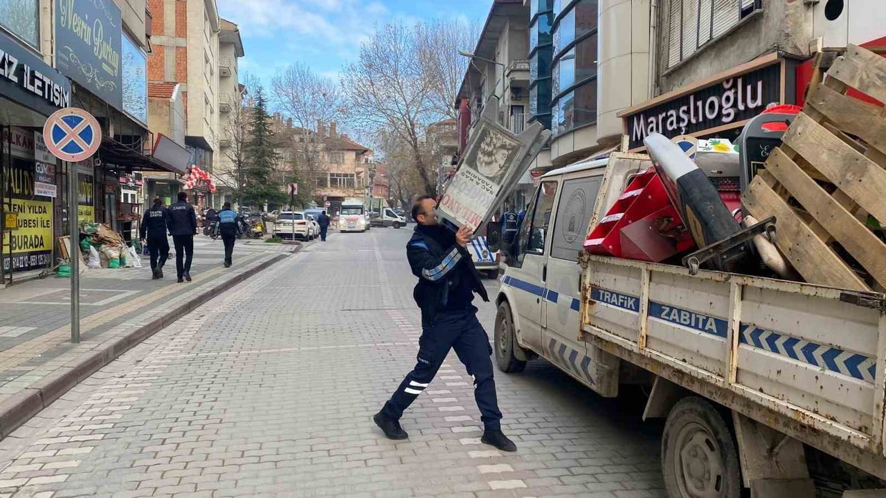TAVŞANLI'DA YAYA YOLUNU İŞGAL EDEN DUBA VE REKLAM PANOLARI TOPLANIYOR