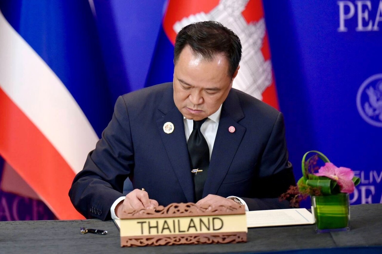 TAYLAND BAŞBAKANI ANUTİN CHARNVİRAKUL PARLAMENTOYU FESHETTİ