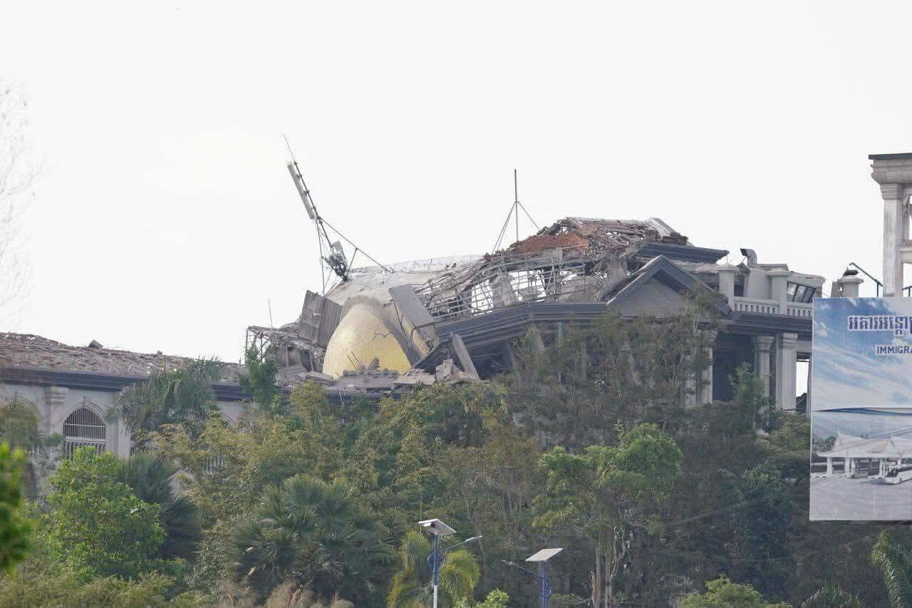 TAYLAND ORDUSUNA AİT F-16 SAVAŞ UÇAKLARI SABAH SAATLERİNDE KAMBOÇYA'NIN PURSAT EYALETİNE BAĞLI...