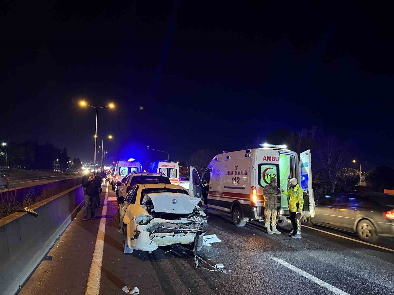 TEKİRDAĞ'DA 5 ARACIN KARIŞTIĞI ZİNCİRLEME KAZADA 2'Sİ ASKERİ PERSONEL 5 KİŞİ YARALANDI.