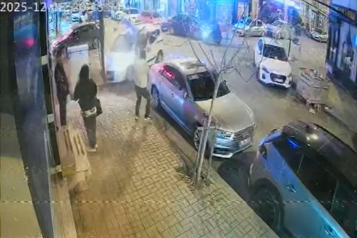 TEKİRDAĞ'DA FECİ KAZA KAMERADA ARAÇLA ÇARPIŞAN MOTOSİKLETLİ BEKLEYEN YAYANIN ÜZERİNE UÇTU