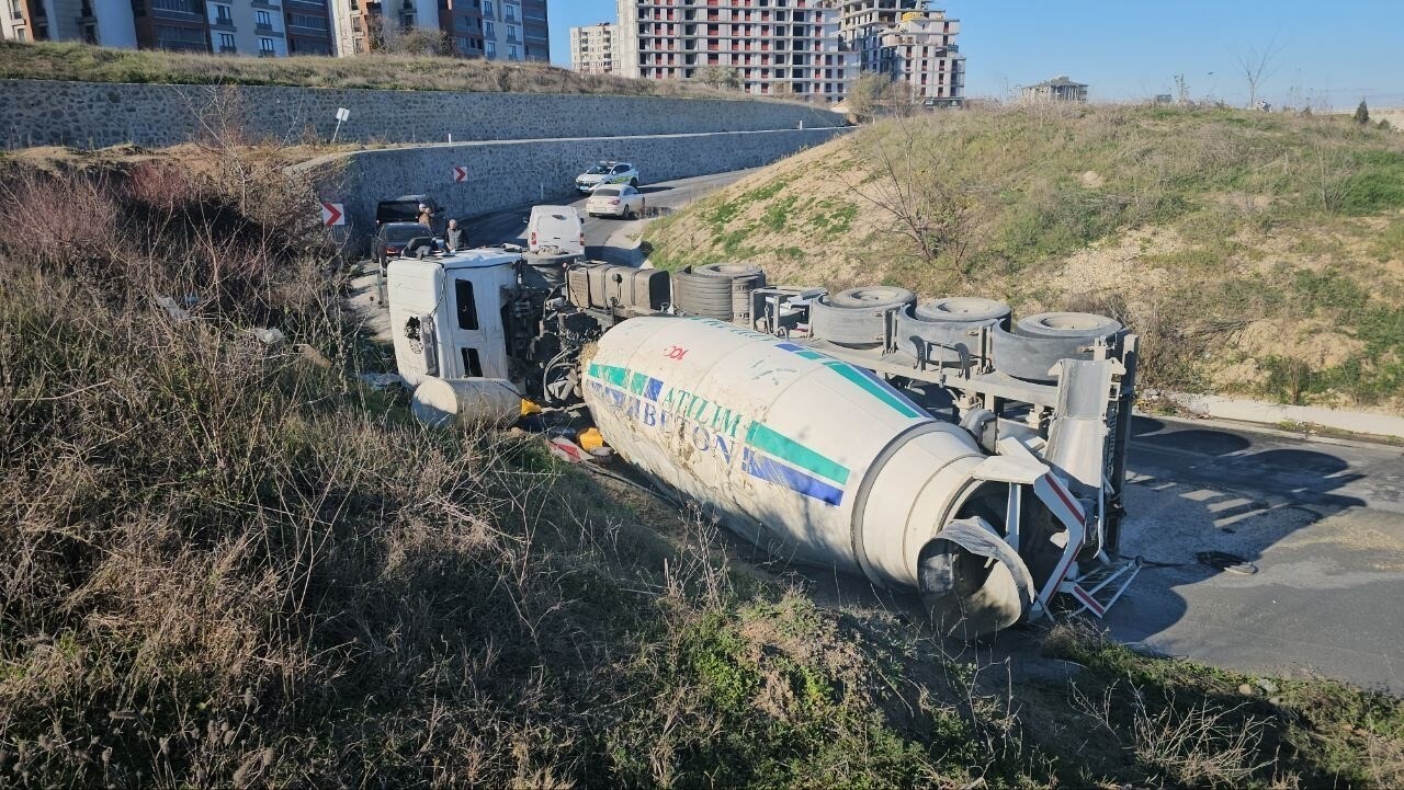 TEKİRDAĞ'IN ÇERKEZKÖY İLÇESİNDE ÇEVRE YOLUNDA MEYDANA GELEN KAZADA, VİRAJI ALAMAYAN BETON MİKSERİ...