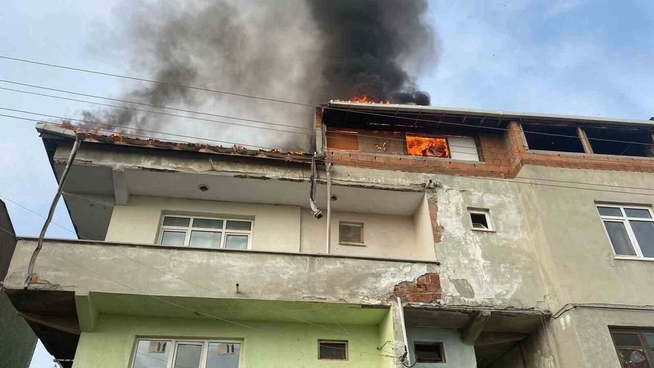TEKİRDAĞ'IN ERGENE İLÇESİNDE 3 KATLI EVİN ÇATI KATINDA ÇIKAN BÜYÜK ÇAPLI YANGIN, İTFAİYE...