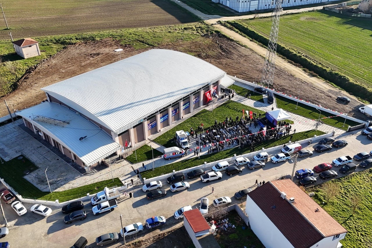 TEKİRDAĞ'IN ERGENE İLÇESİNDE YAPIMI TAMAMLANAN ERGENE SPOR SALONU, DÜZENLENEN TÖRENLE HİZMETE...