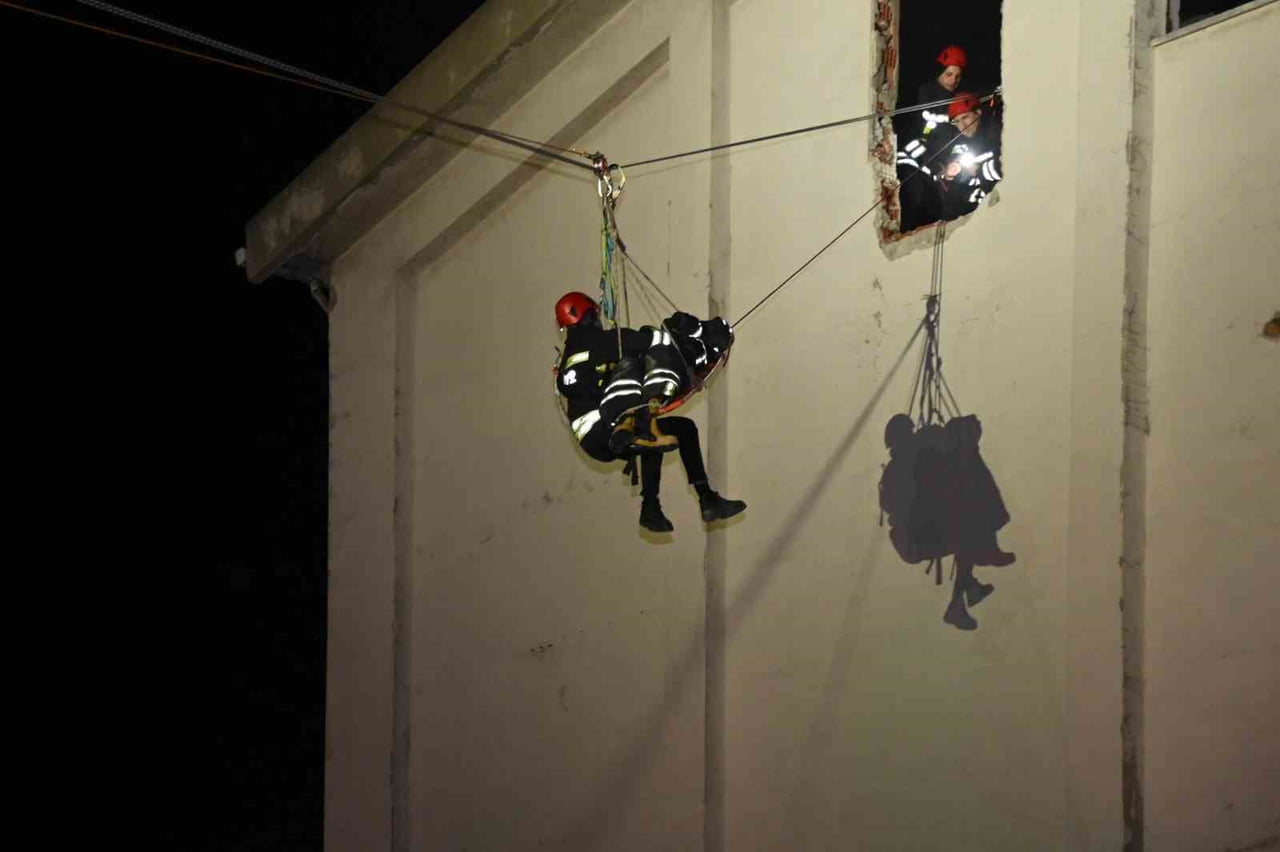 TEKİRDAĞ BÜYÜKŞEHİR ARAMA KURTARMA (TBAK) GÖNÜLLÜLERİ VE İTFAİYE EKİPLERİNİN KATILDIĞI EĞİTİMDE...