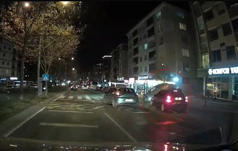 TEKİRDAĞ’DA KAZA ANI ARAÇ KAMERASINDA: PARK HALİNDEKİ OTOMOBİLİ BİÇTİ