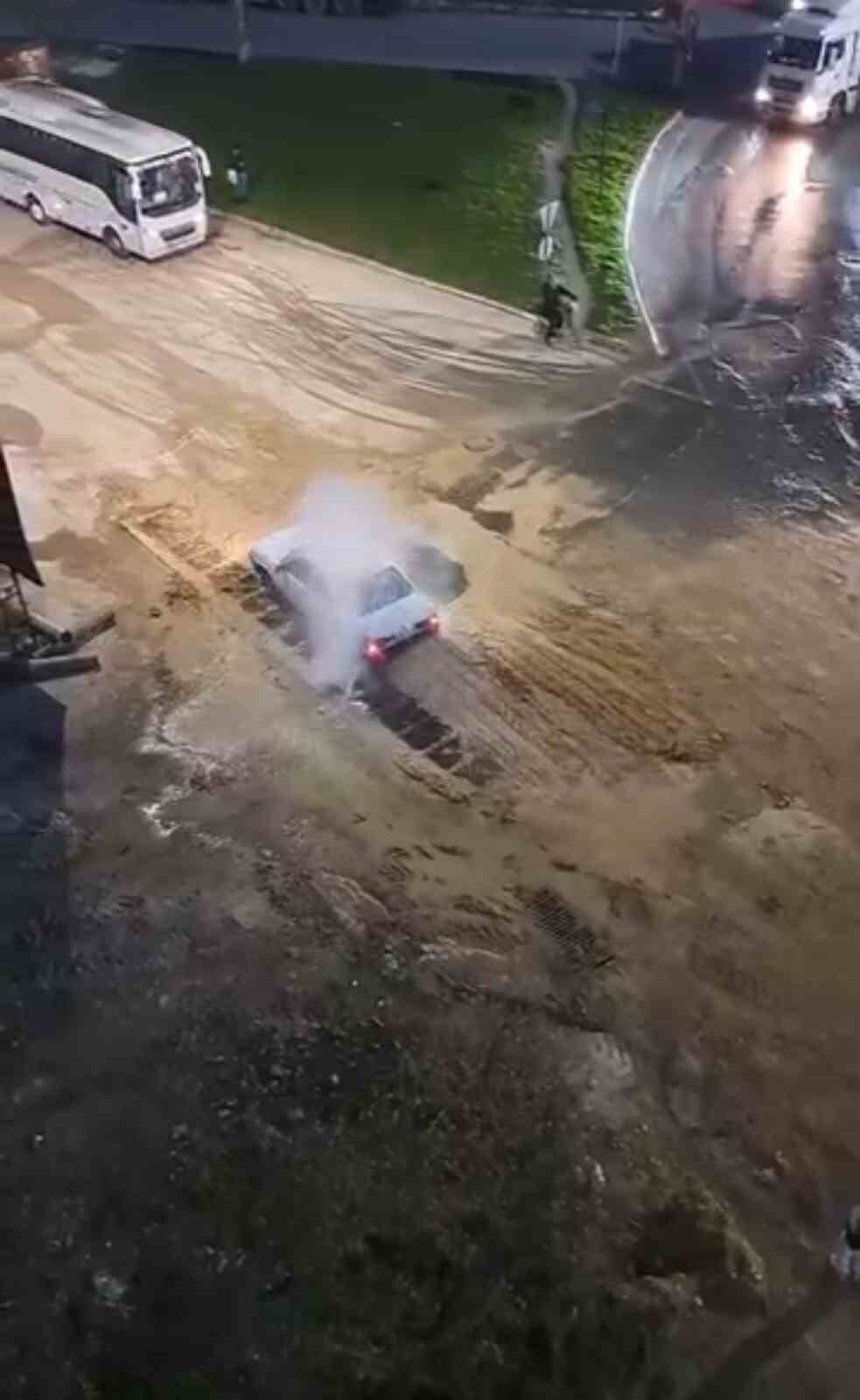 TEKİRDAĞ’IN ÇERKEZKÖY İLÇESİNDE HENÜZ BELİRLENEMEYEN BİR NEDENLE SU BORUSU PATLADI. PATLAMA...