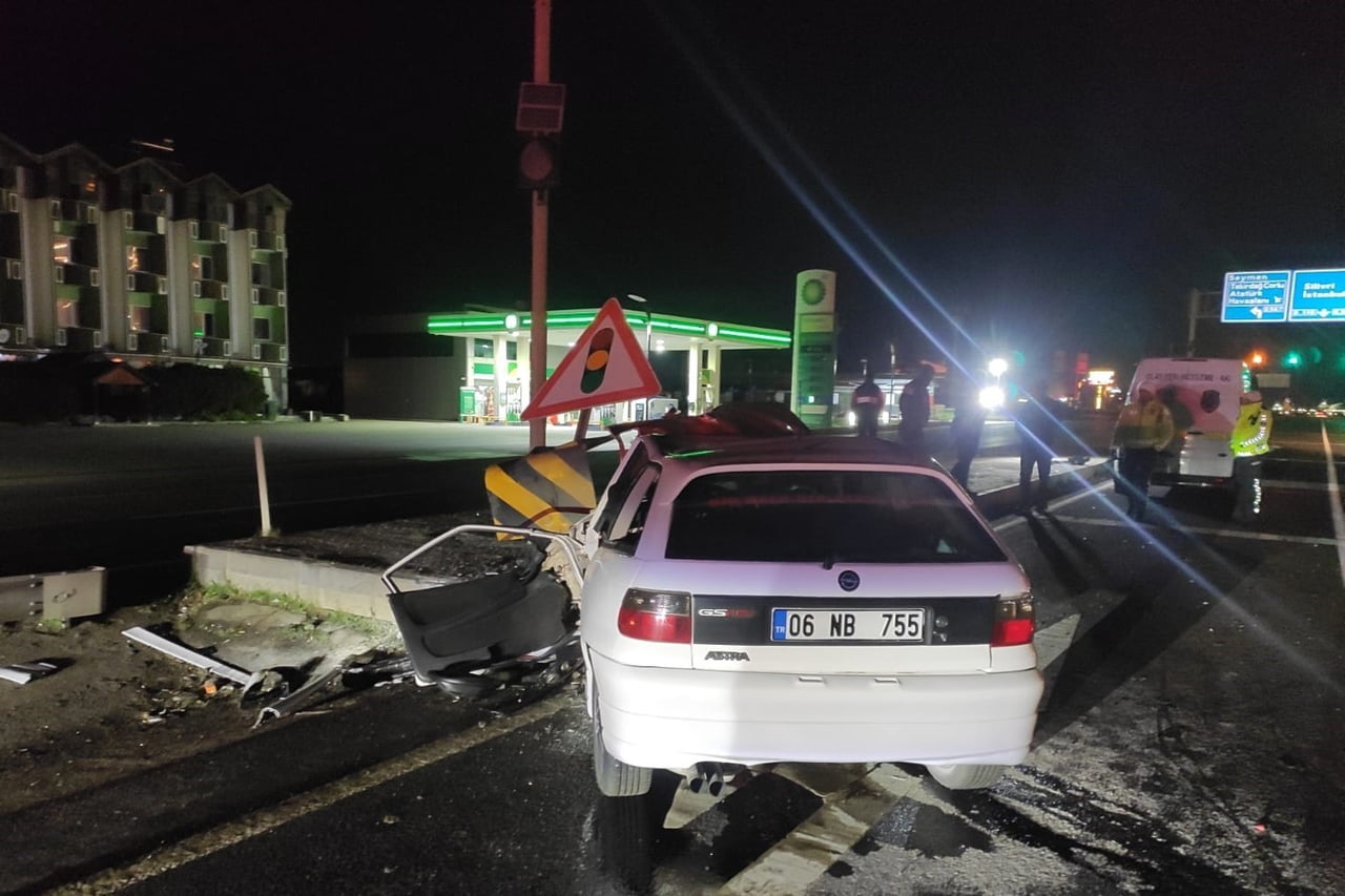 TEKİRDAĞ’IN MARMARAEREĞLİSİ İLÇESİNDE MEYDANA GELEN TRAFİK KAZASINDA KONTROLDEN ÇIKAN OTOMOBİLİN...