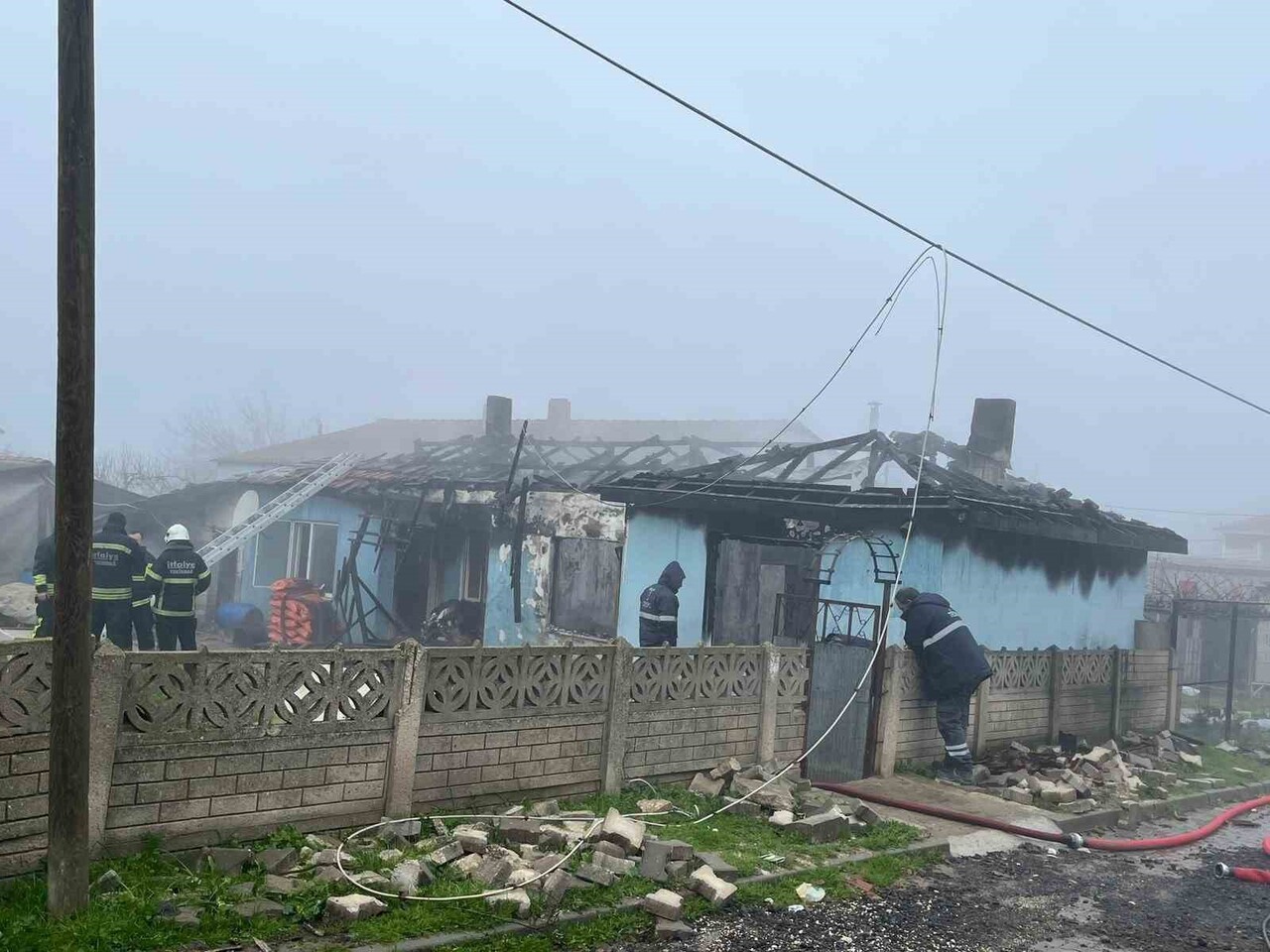 TEKİRDAĞ’IN MURATLI İLÇESİNDE TEK KATLI BİR YER EVİNDE ÇIKAN YANGINDA 1 KİŞİ DUMANDAN ETKİLENDİ...