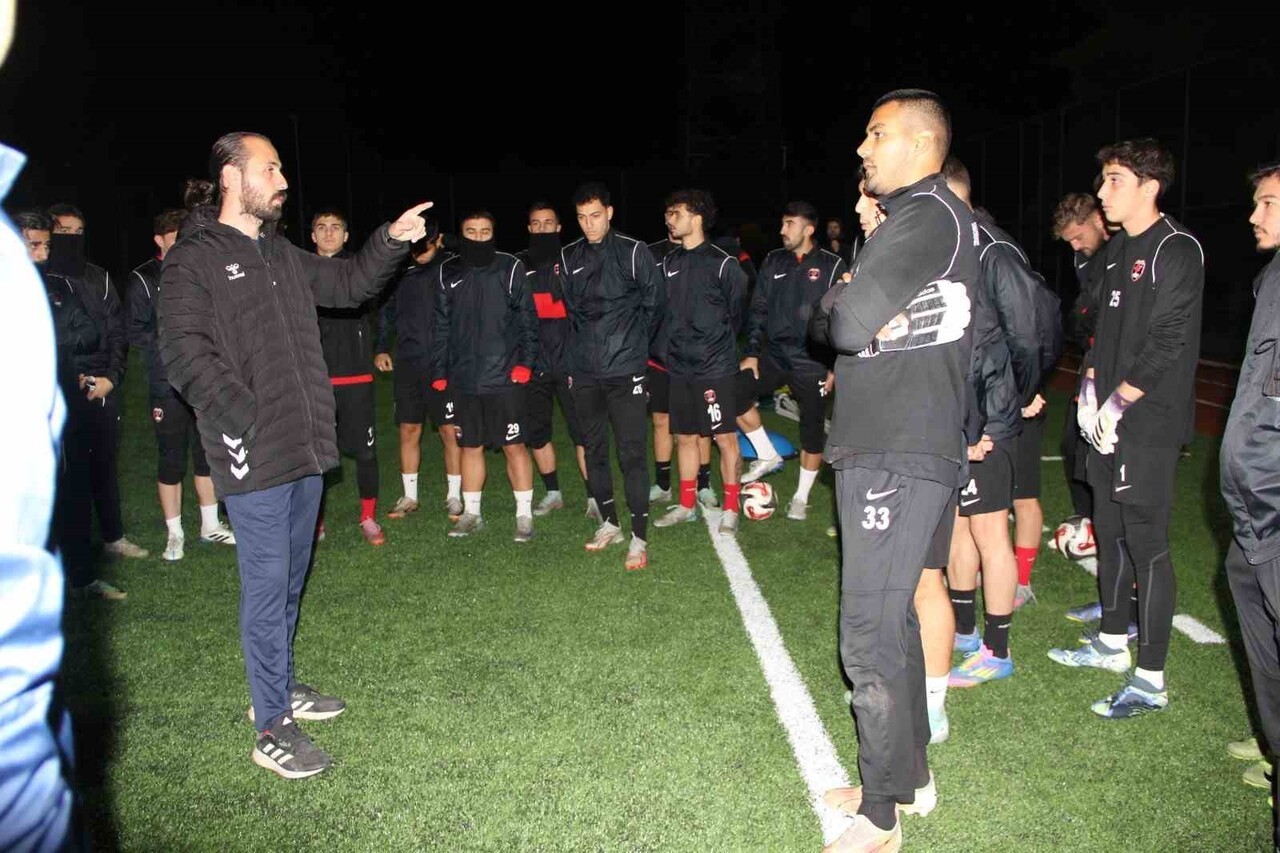 TEKNİK SORUMLU ÖZCAN SERT SON AÇIKLAMALARDAN SONRA 2 FUTBOLCULARININ DAHA EKSİLDİĞİNE DİKKAT...