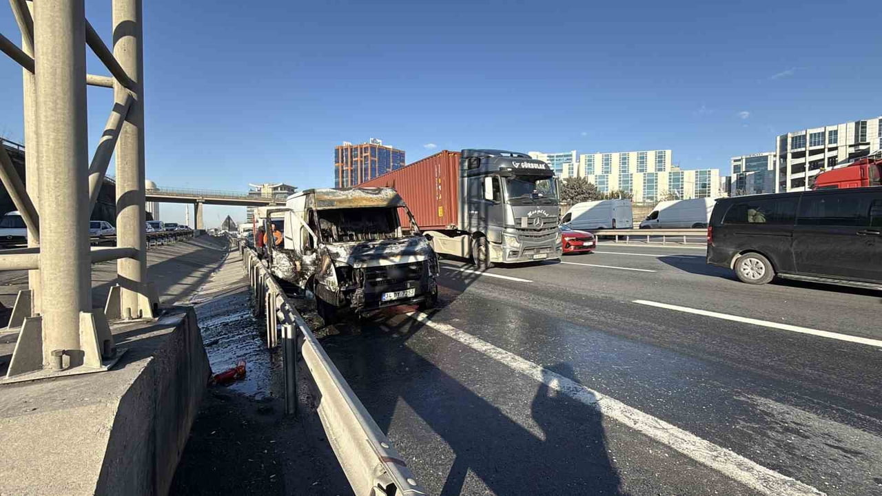 TEM OTOYOLU'NDA ARAÇ ALEV ALDI, SÜRÜCÜ SON ANDA KURTULDU