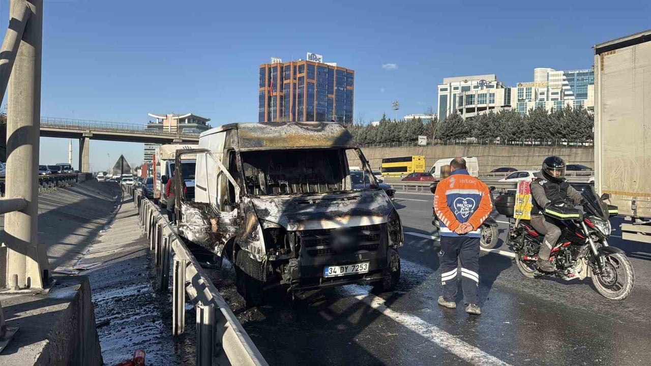 TEM OTOYOLU'NDA ARAÇ ALEV ALDI, SÜRÜCÜ SON ANDA KURTULDU