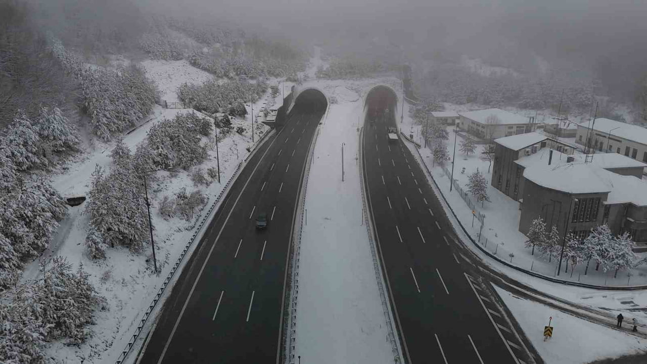 TEM OTOYOLU'NUN BOLU DAĞI TÜNELİ KESİMİNDE KAR YAĞIŞI ETKİLİ OLUYOR.