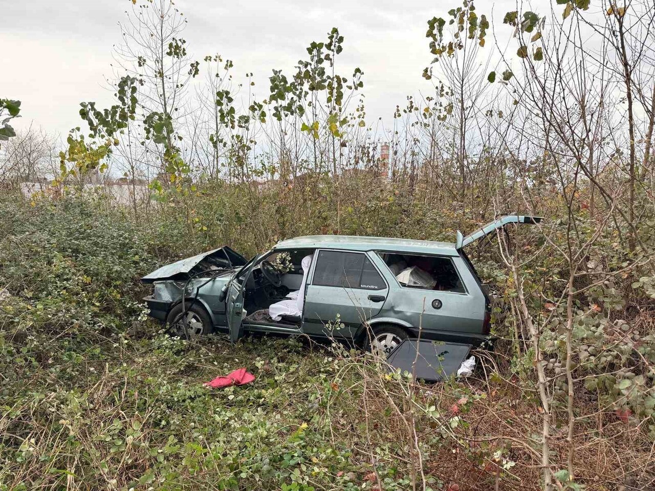 TERME İLÇESİNDE SÜRÜCÜSÜNÜN DİREKSİYON HÂKİMİYETİNİ KAYBETTİĞİ ARAÇ YOLDAN ÇIKTI