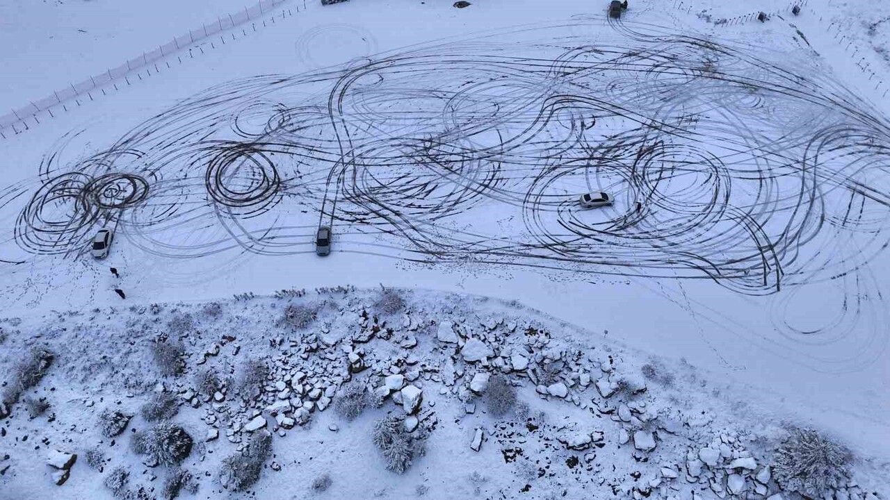 TESİSE ÇIKAN BAZI SÜRÜCÜLER, KARLA KAPLI ALANLARDA DRİFT ATARAK EĞLENDİ