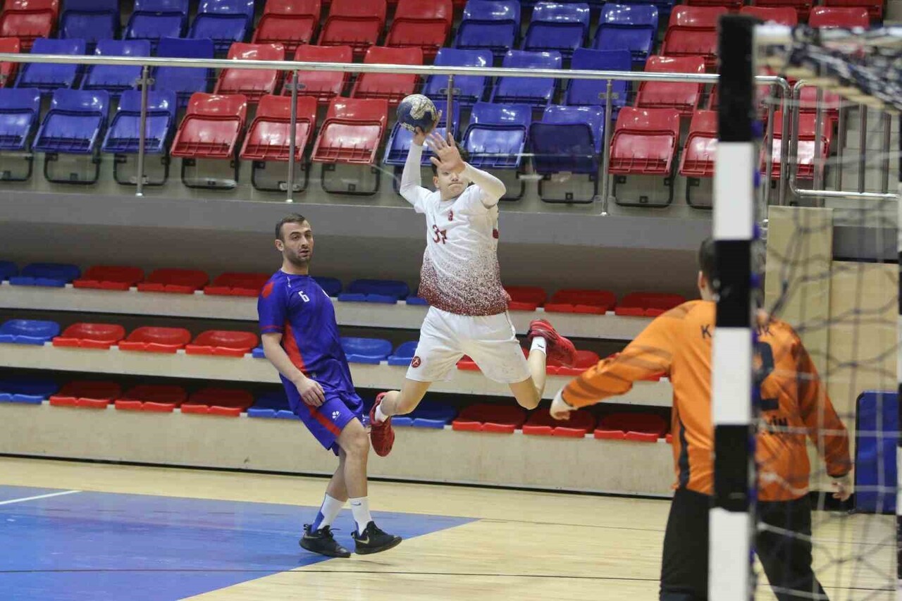 THF ERKEKLER 2. LİGİ D GRUBU’NDA YER ALAN KARABÜK GSİM SPOR KULÜBÜ, İLK YARIYI 16-13 ÖNDE...