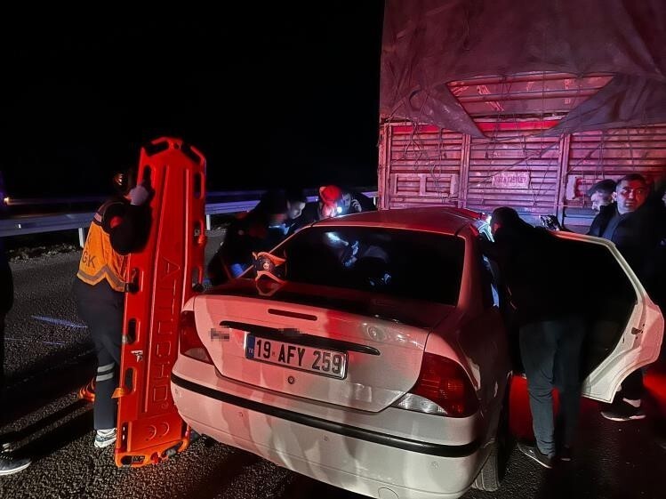 TIRA ÇARPAN OTOMOBİL HURDAYA DÖNDÜ: 1 ÖLÜ