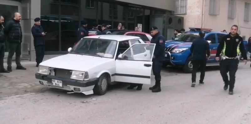 TOKAT'IN NİKSAR İLÇESİNDE JANDARMANIN "DUR" İHTARINA UYMAYAN OTOMOBİL, KISA SÜRELİ KOVALAMACANIN...