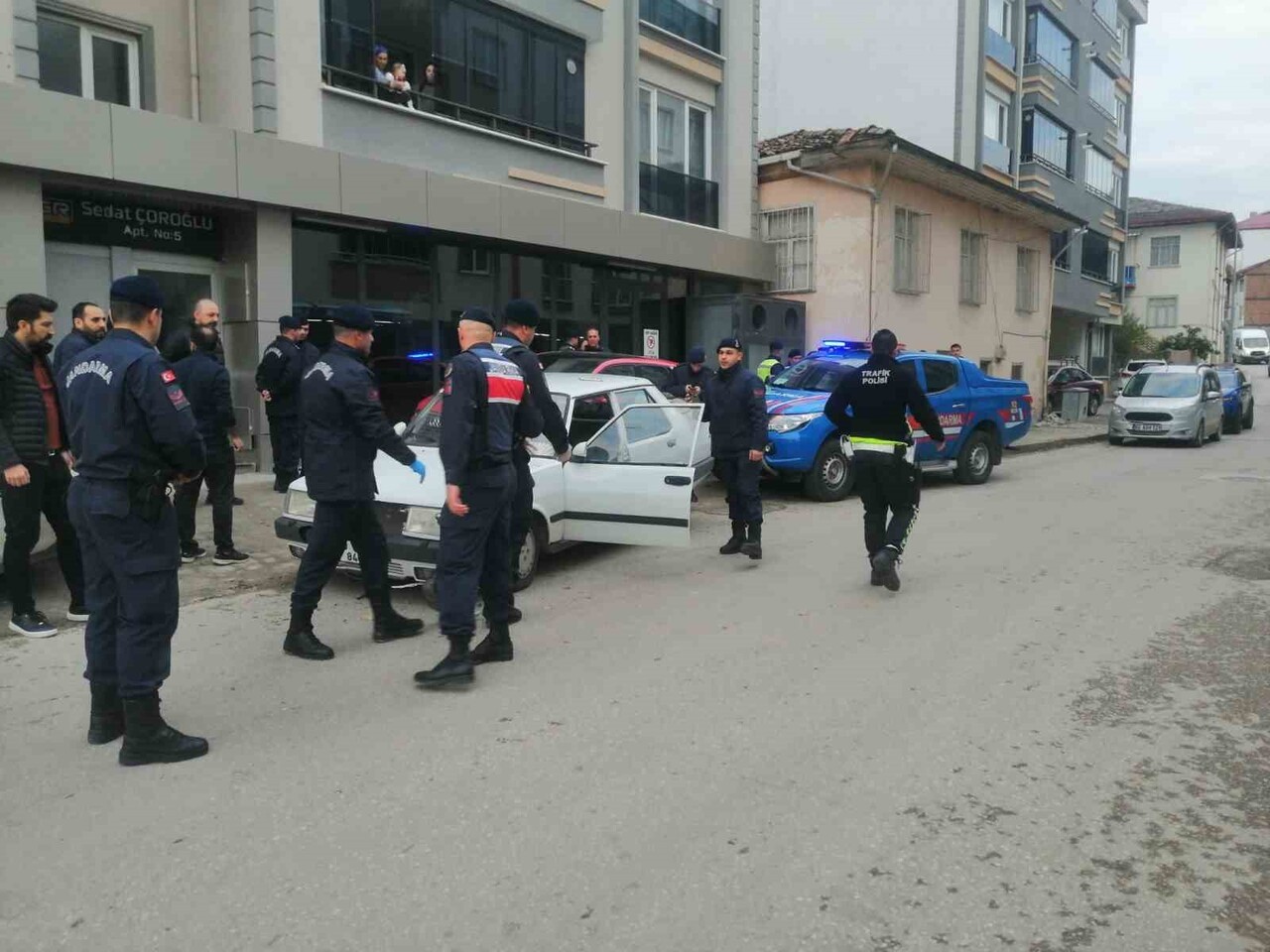 TOKAT'IN NİKSAR İLÇESİNDE JANDARMANIN "DUR" İHTARINA UYMAYAN OTOMOBİL, KISA SÜRELİ KOVALAMACANIN...