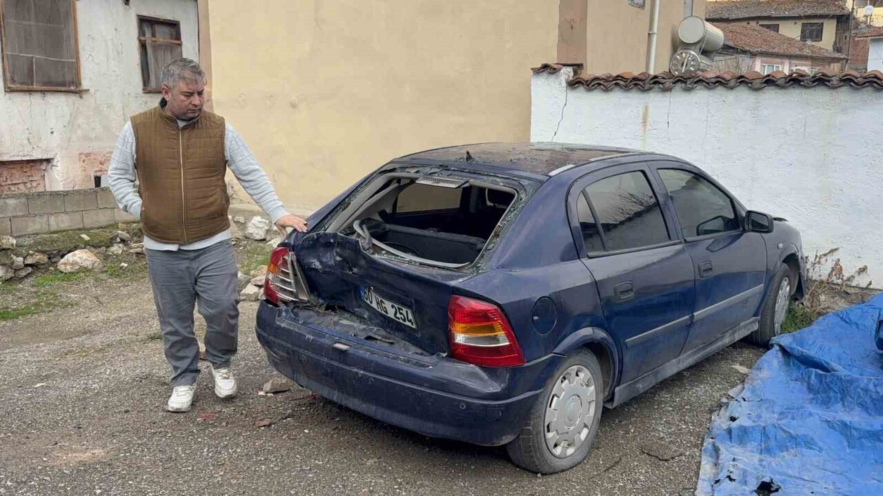 TOKAT'TA HUSUMETLİSİNİN PARK HALİNDEKİ ARACINA ZARAR VERDİĞİ ANLAR GÜVENLİK KAMERASINA...